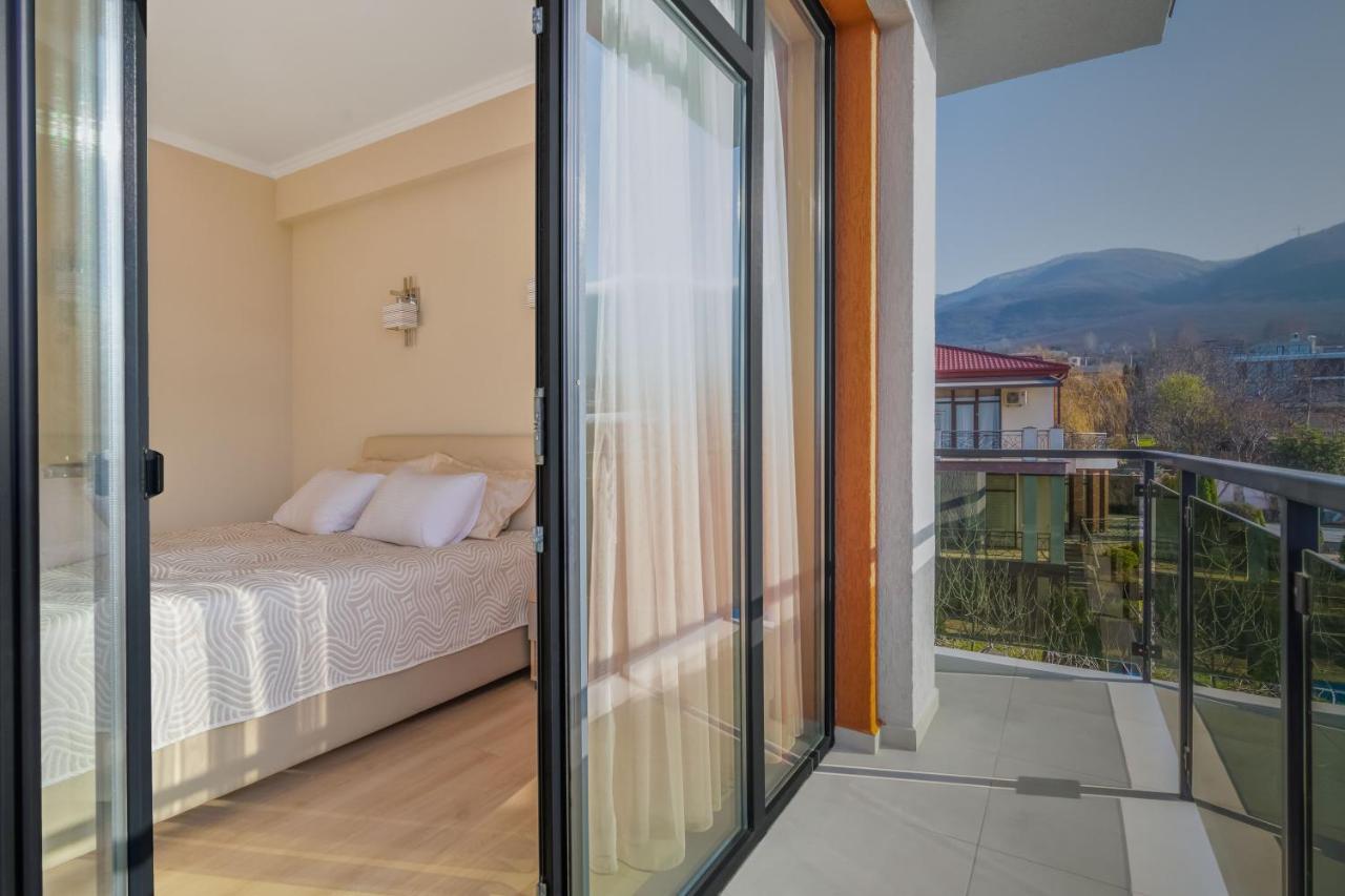 Hotel Alexandria Saguramo Dış mekan fotoğraf